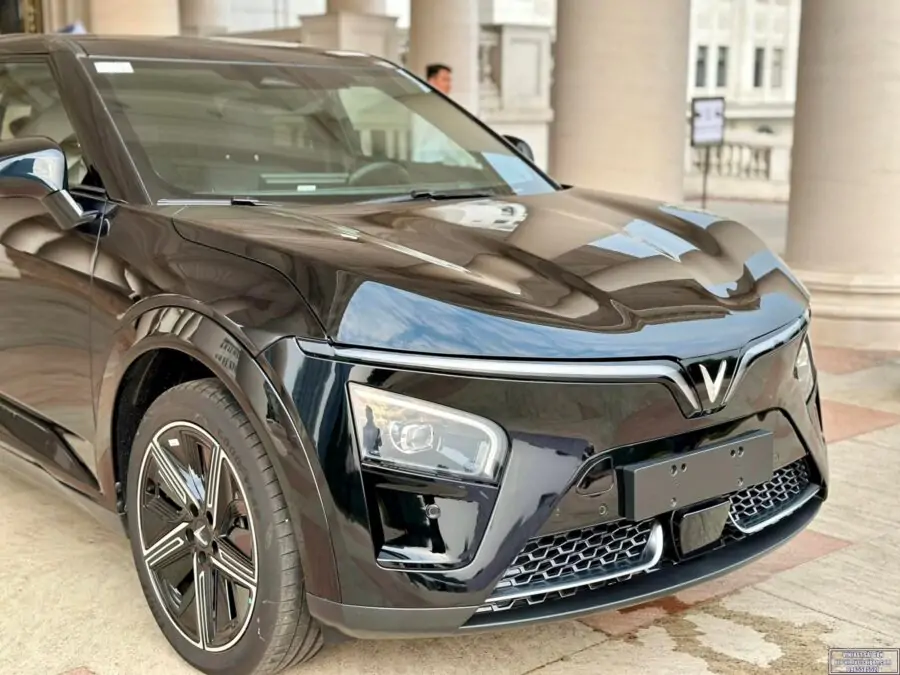 Đầu xe có 2 thanh mạ Crom đối xứng