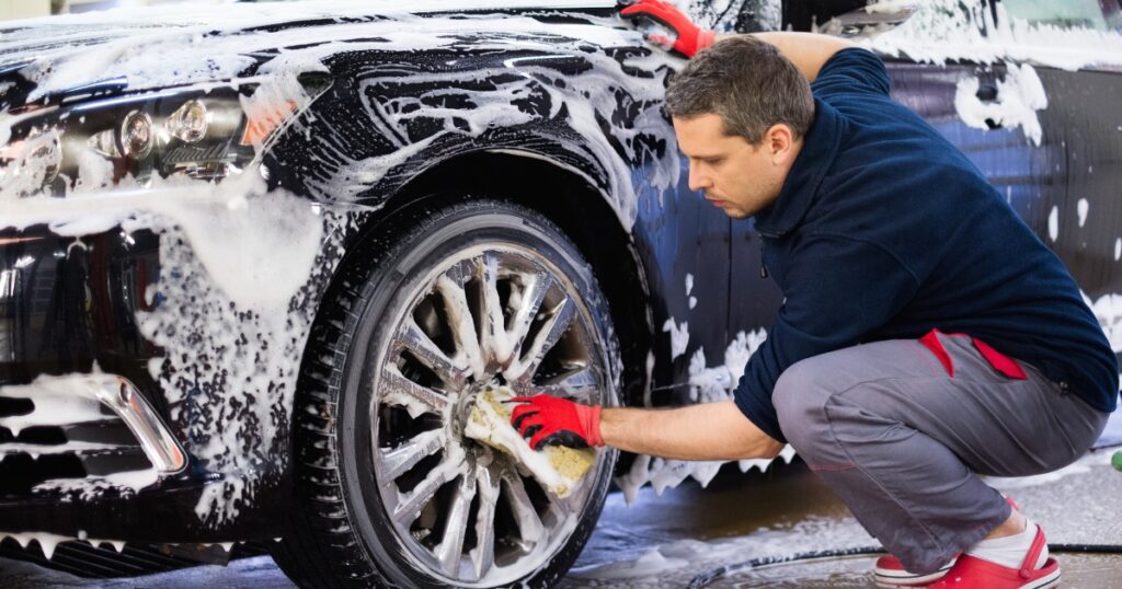 Tự chăm sóc ô tô tại nhà dịp cận Tết: Giải pháp chủ động khi trung tâm quá tải