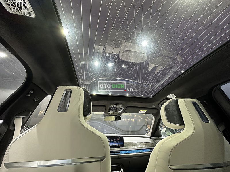 Cửa sổ trời toàn cảnh giúp BMW i7 mang lại nhiều ánh sáng cho cabin xe