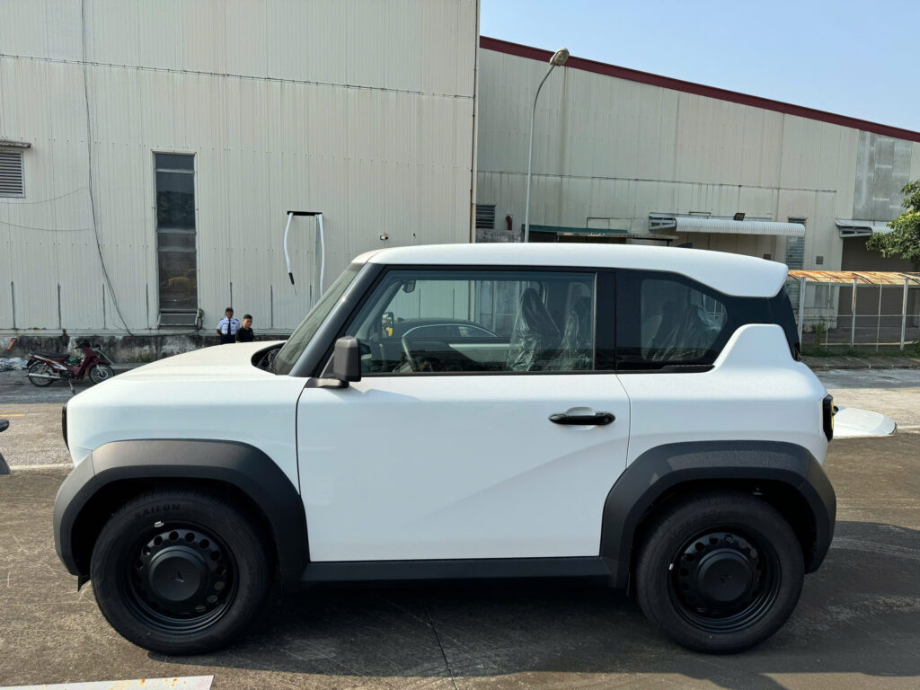 
													VinFast VF3 2024 trắng mới (bao cọc pin) full														