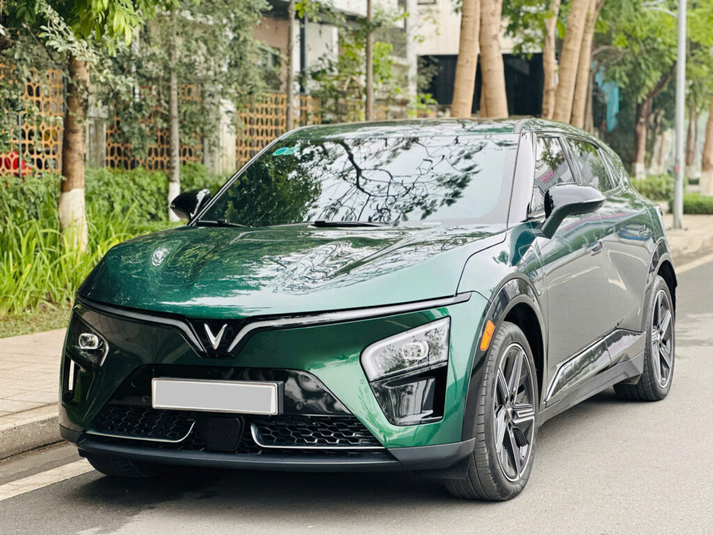 
													VinFast VF7 Plus 2024 mua pin trần kính – 8000 km full														